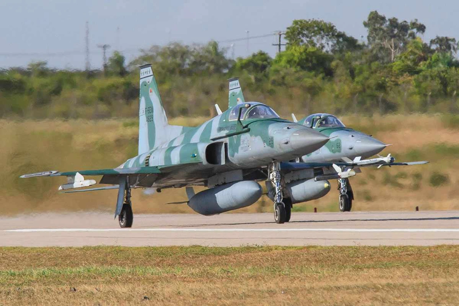 The F-5M received a new radar and modern missiles (FAB)