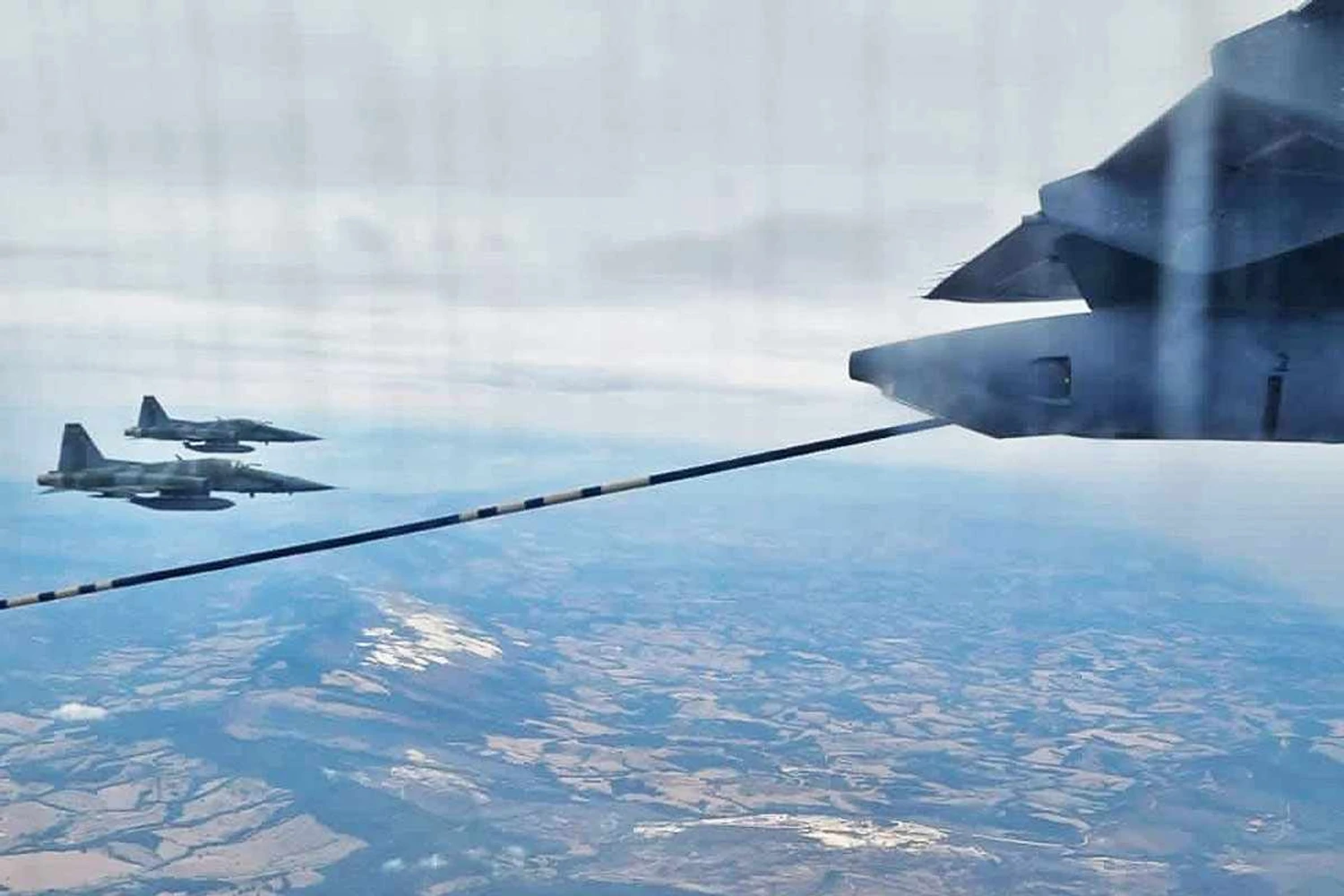 The KC-390 and two F-5 fighters (FAB)