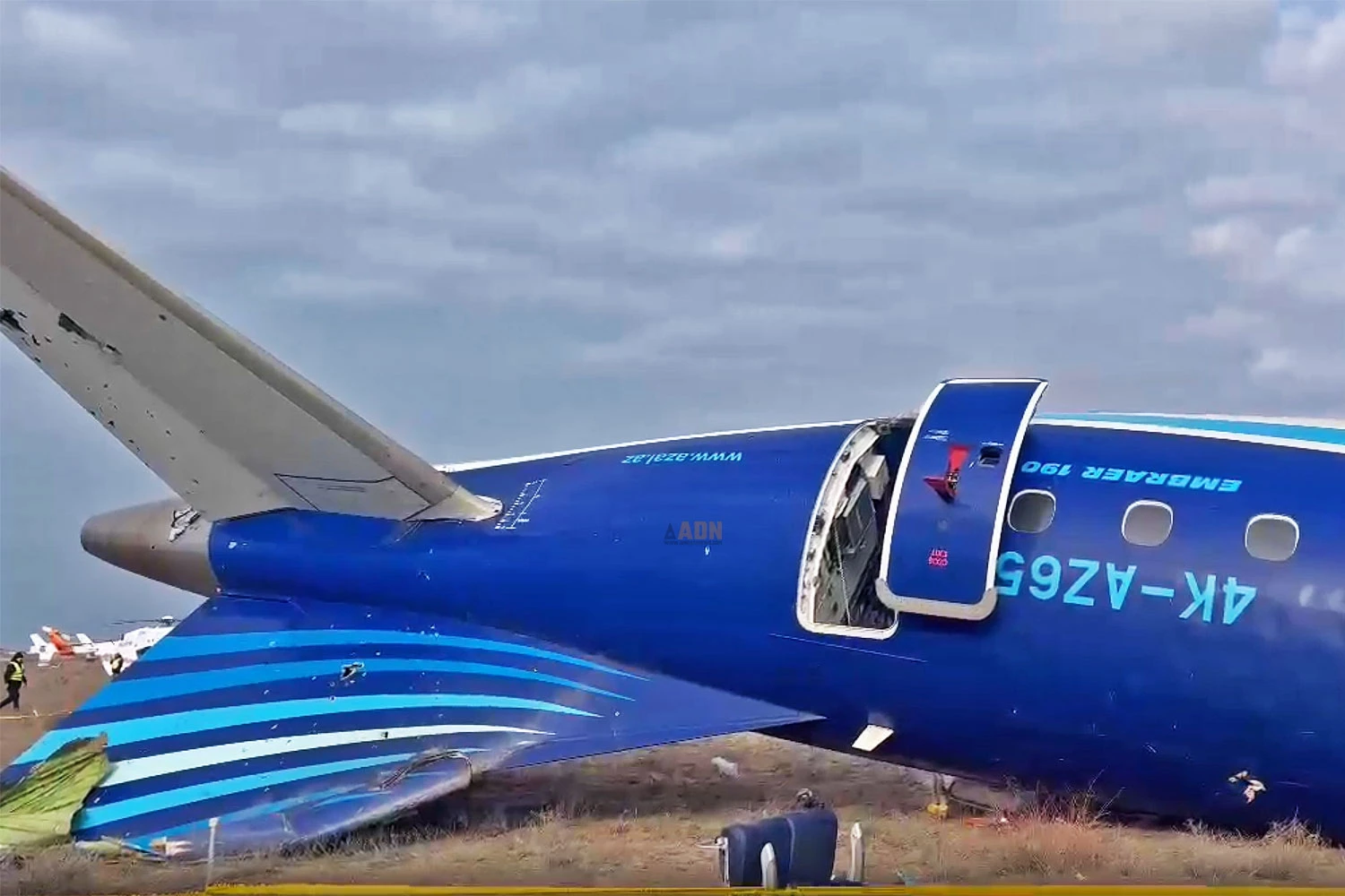 Suspected shrapnel holes in Azerbaijan Airlines Embraer E190 fuselage (KG)