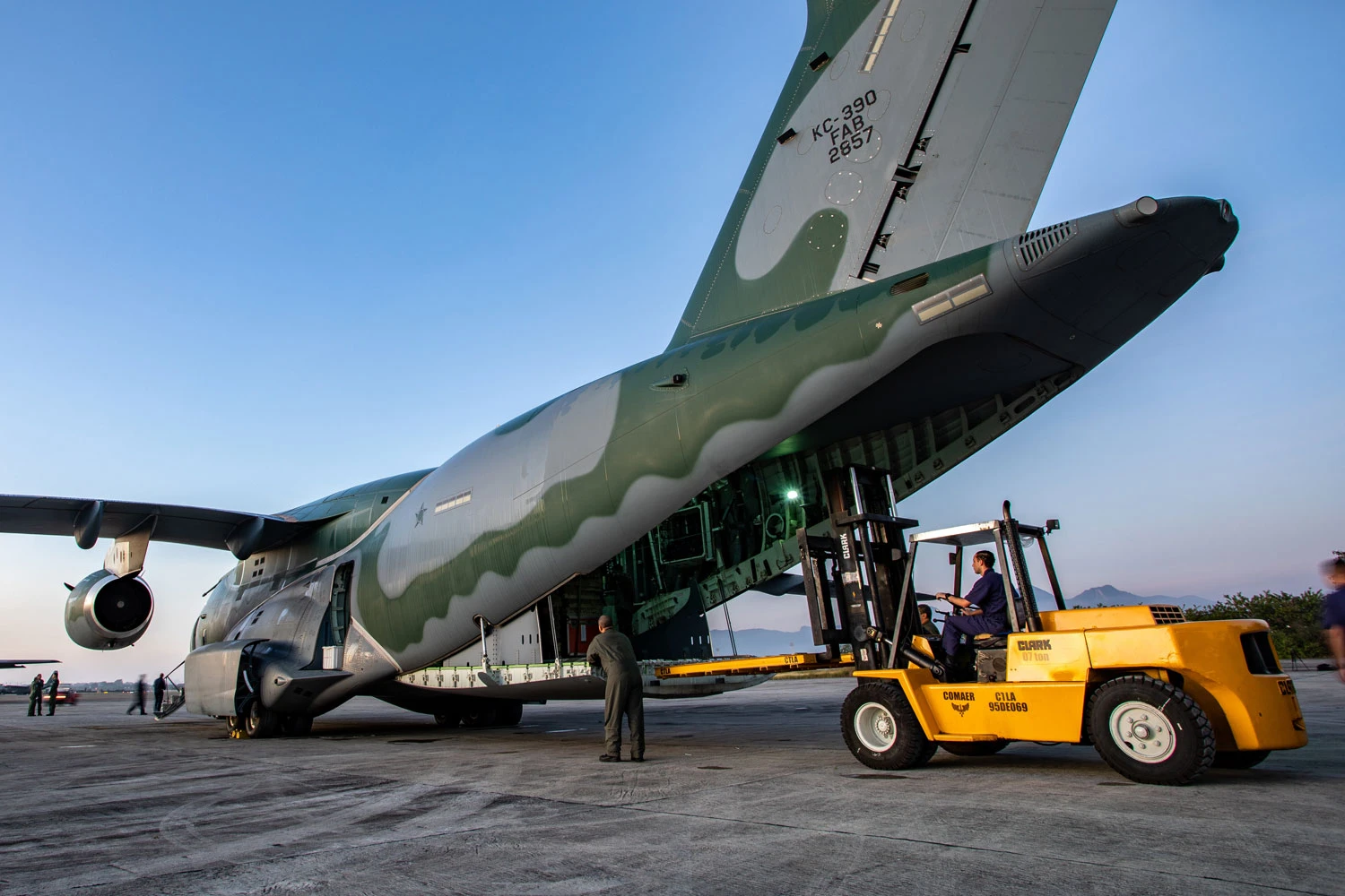 KC-390 door cargo (FAB)