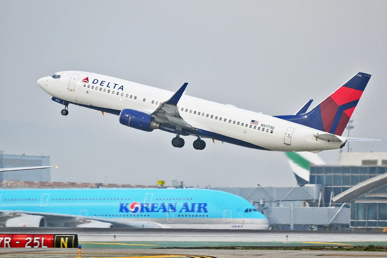 Delta uand Korean Air aircraft (Ian Abbott)