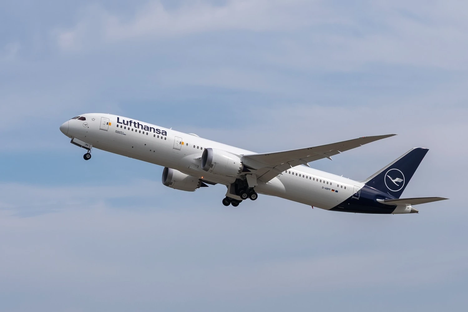 Lufthansa first Boeing 787-9 Dreamliner with Allegris cabin (Lufthansa)