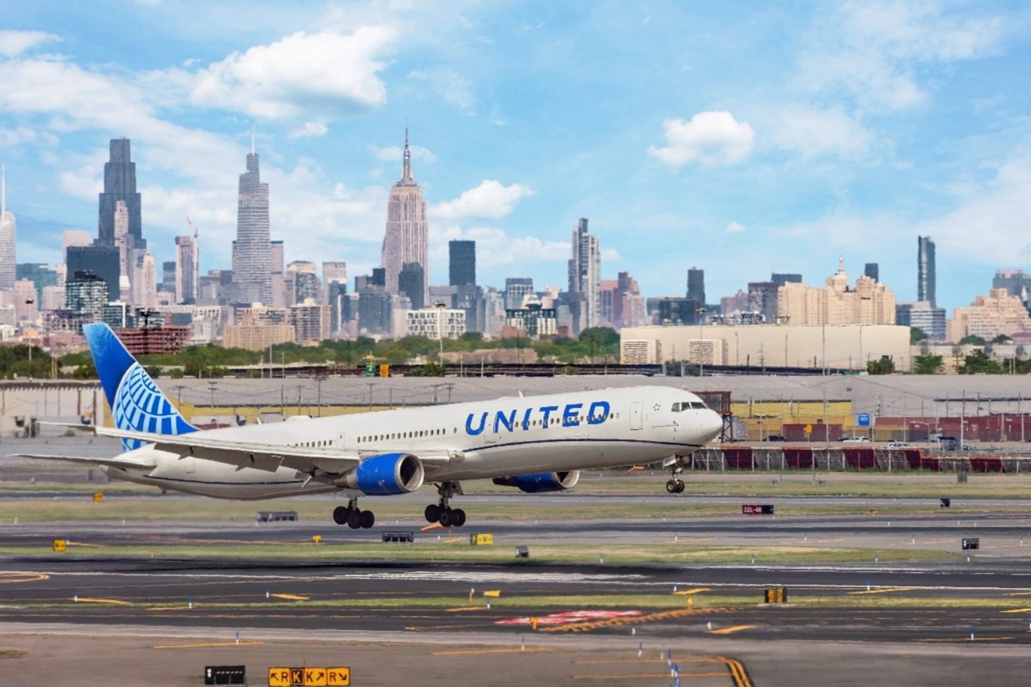 United Boeing 767 at Newark Airport (United Airlines)