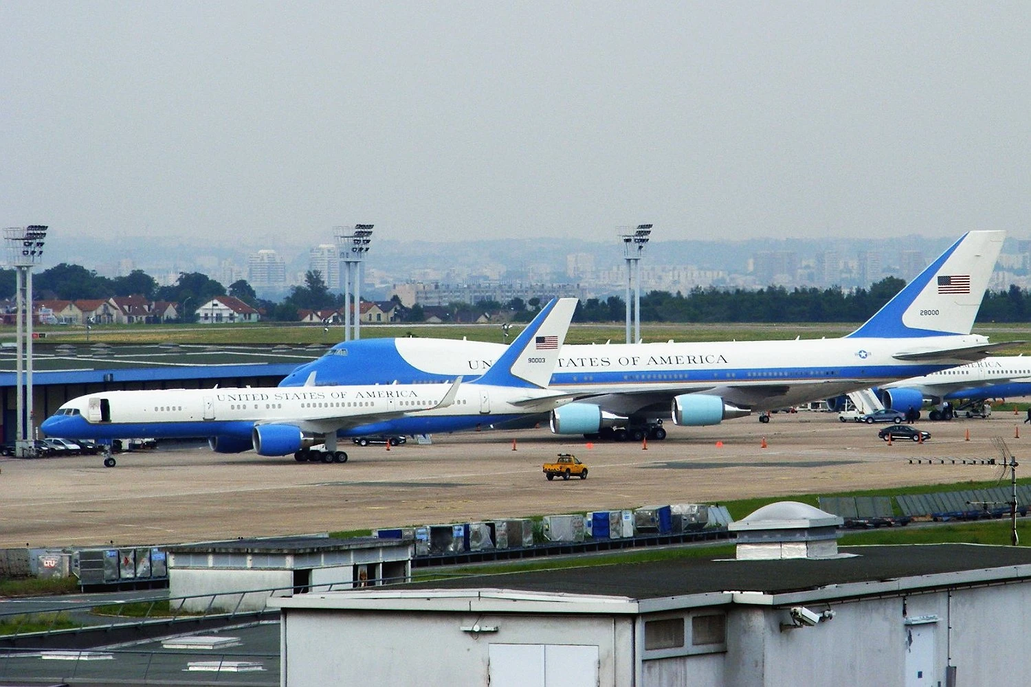 The C-32 and the VC-25A in Paris (Mathieu Marquer)