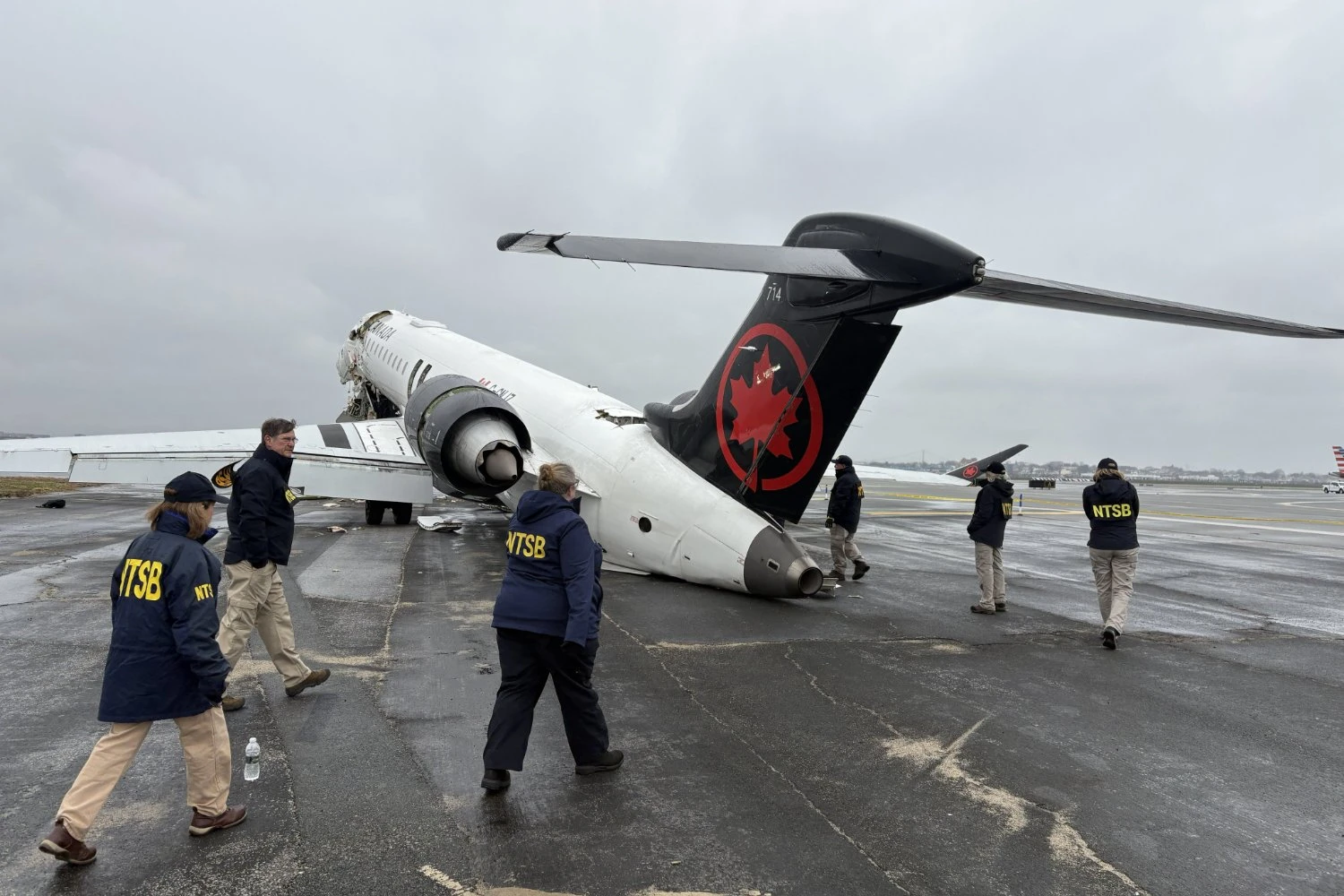 Air Canada CRJ-900 destroyed at LaGuardia Airport (NTSB)