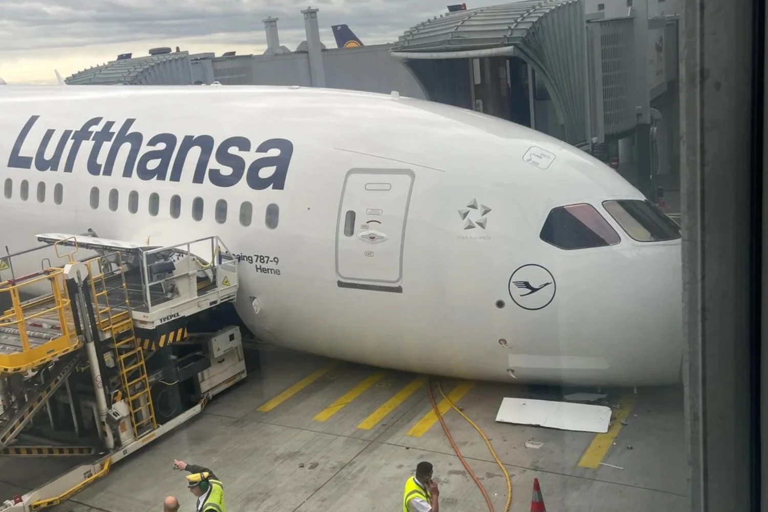 Lufthansa Boeing 787-9 "Herne" (D-ABPQ), manufactured in 2025, suffered a front landing gear collapse at Frankfurt Airport on Thursday, June 4th | SOCIAL MEDIA