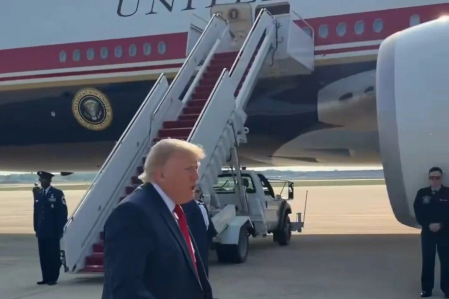 Trump before boarding the VC-25B
