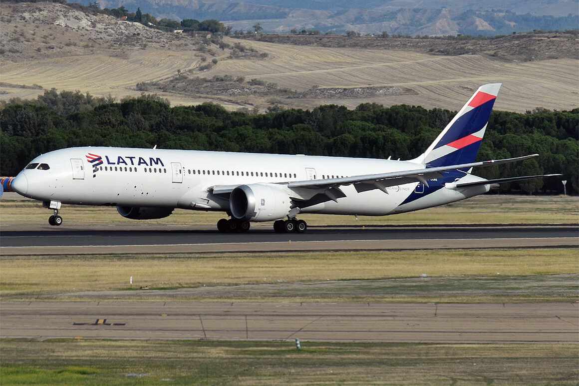 LATAM Airlines Boeing 787-9 Dreamliner CC-BGG