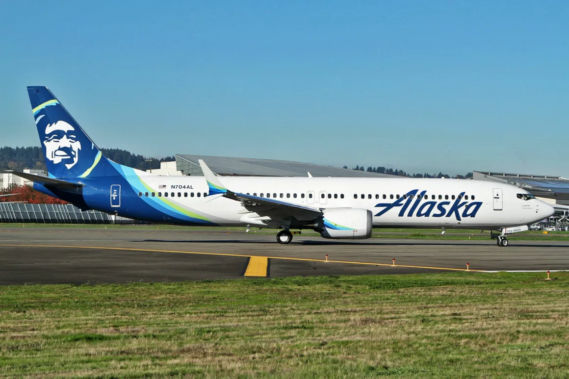 Alaska Airlines Boeing 737 MAX 9 N704AL