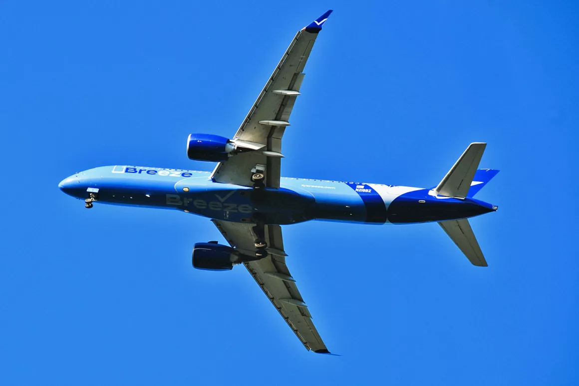 Breeze Airways Airbus A220-300