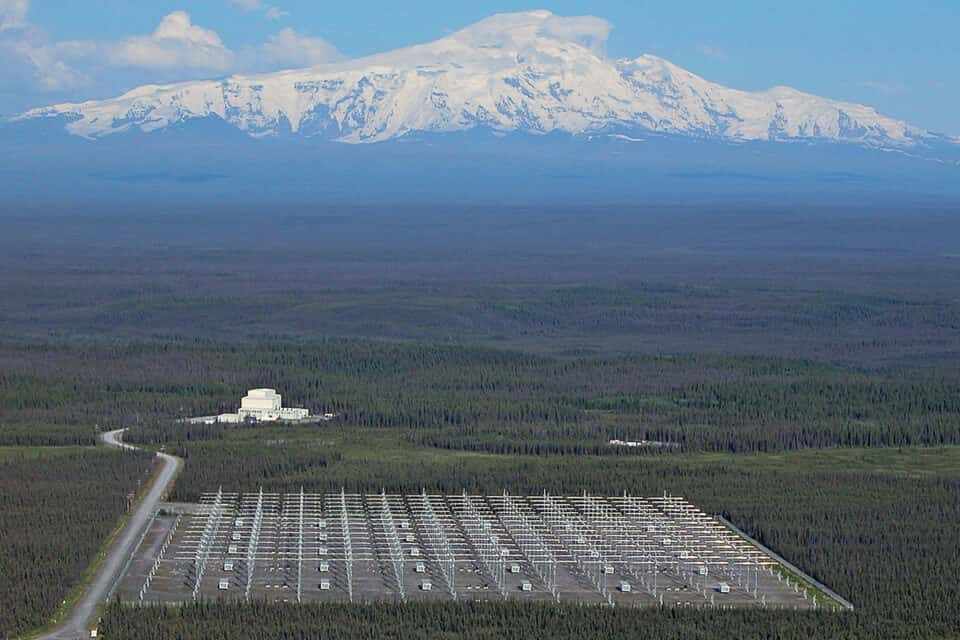 HAARP and its 180 antennas: theories about climate change (USAF)