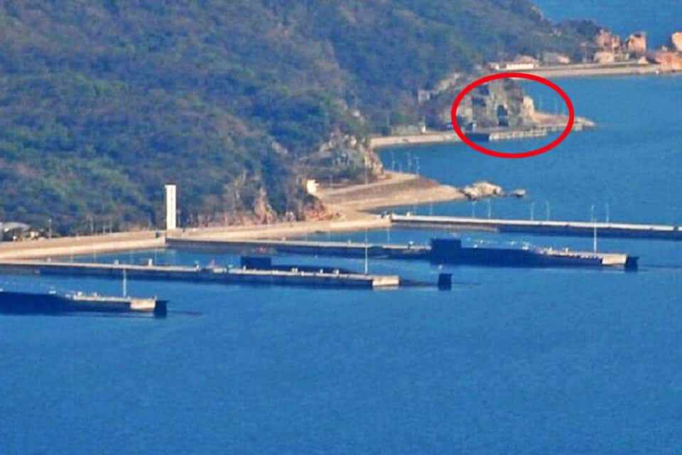 Nuclear submarines docked in Yulin and the underground entrance to the base (red circle): Chinese power