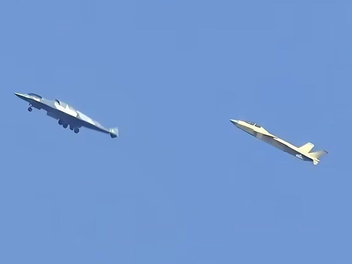 Mysterious Chinese fighter jet flies next to a two-seat J-20 fighter