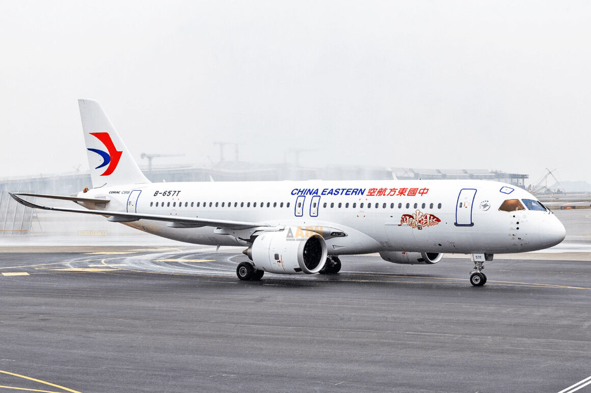 The C919 that made the first scheduled flight from Shanghai to Hong Kong